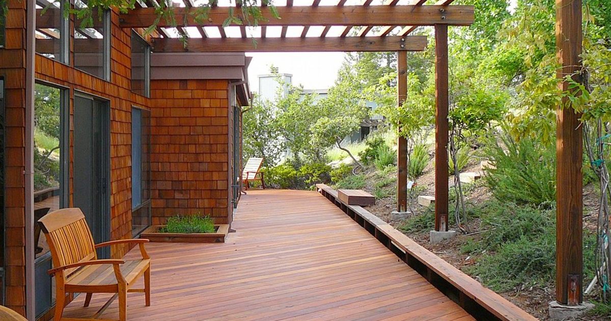 Rich brown IPE hardwood deck with pergola, the natural side of the IPE vs composite decking comparison